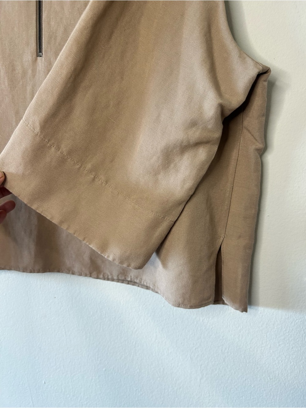Akris Punto linen blend Taupe minimalist Zip-Front Collared Pullover top. 10 - Picture 4 of 6